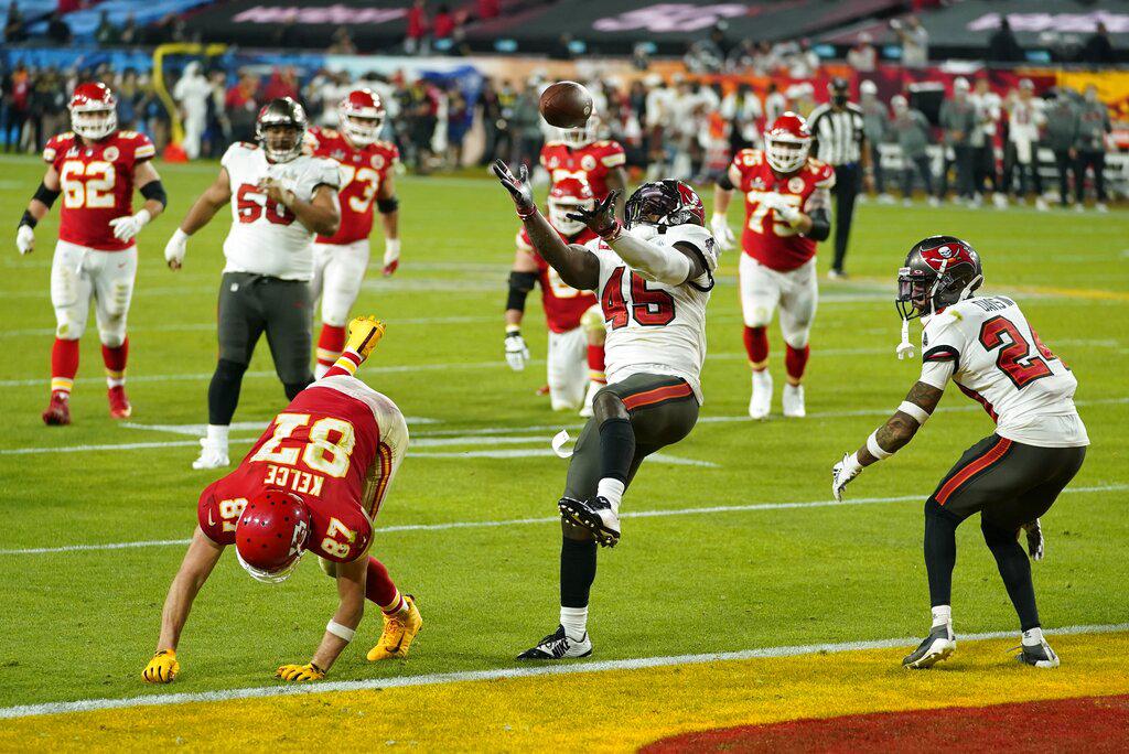 El linebacker de los Bucaneros de Tampa Bay, Devin White, intercepta un pase  sobre la línea de gol durante el compromiso que enfrentó a Tampa Bay y Kansas City en el Súper Bowl LV (AP Photo/Mark Humphrey)
