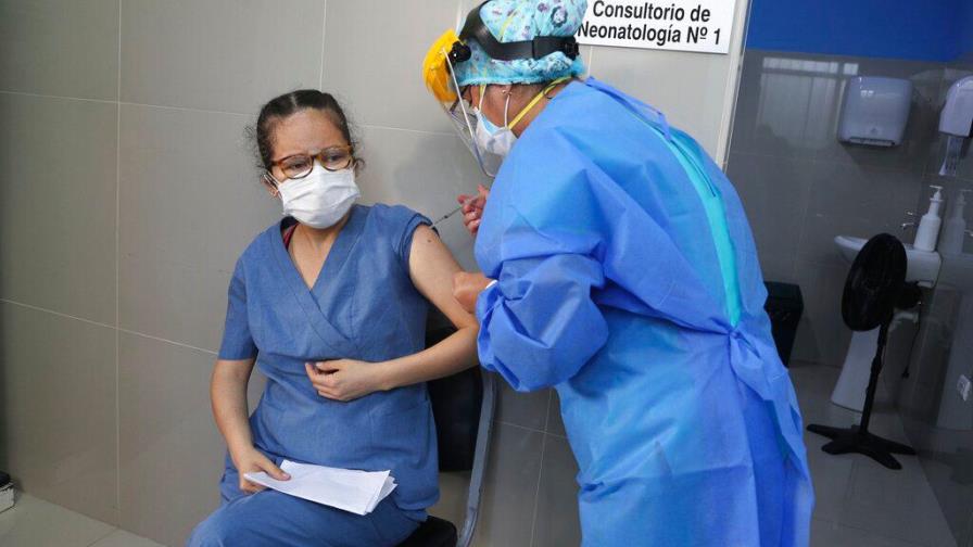 Perú empieza a vacunar contra el COVID al personal sanitario