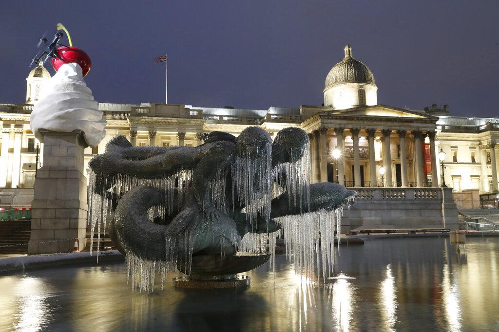 La plaza Trafalgar en Londres también muestra los efectos de las gélidas temperaturas que azotan al viejo continente (AP Photo/Alastair Grant)