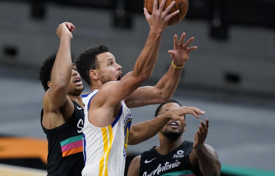 VIDEO | Curry guía a Warriors a triunfo sobre Spurs