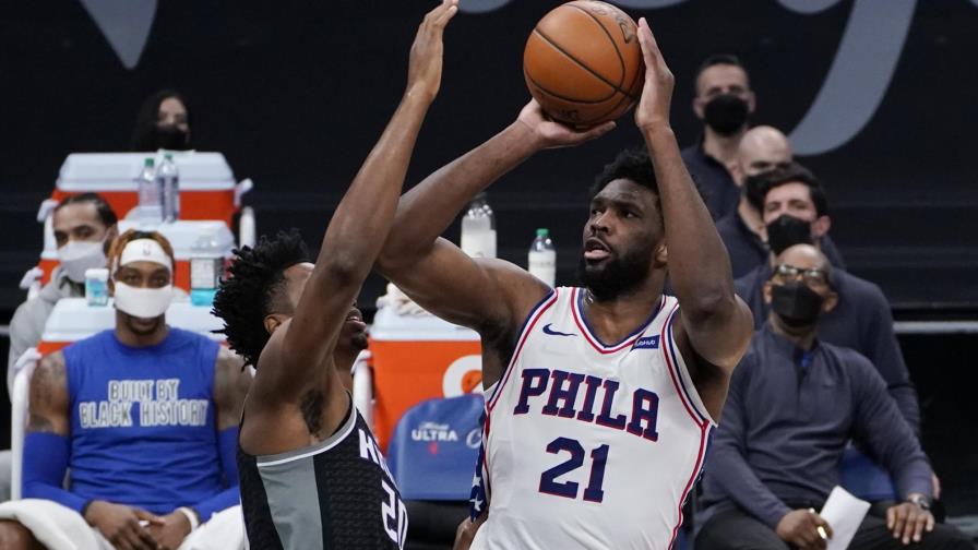 VIDEO | Embiid guía a 76ers en victoria ante Kings por 119-111
