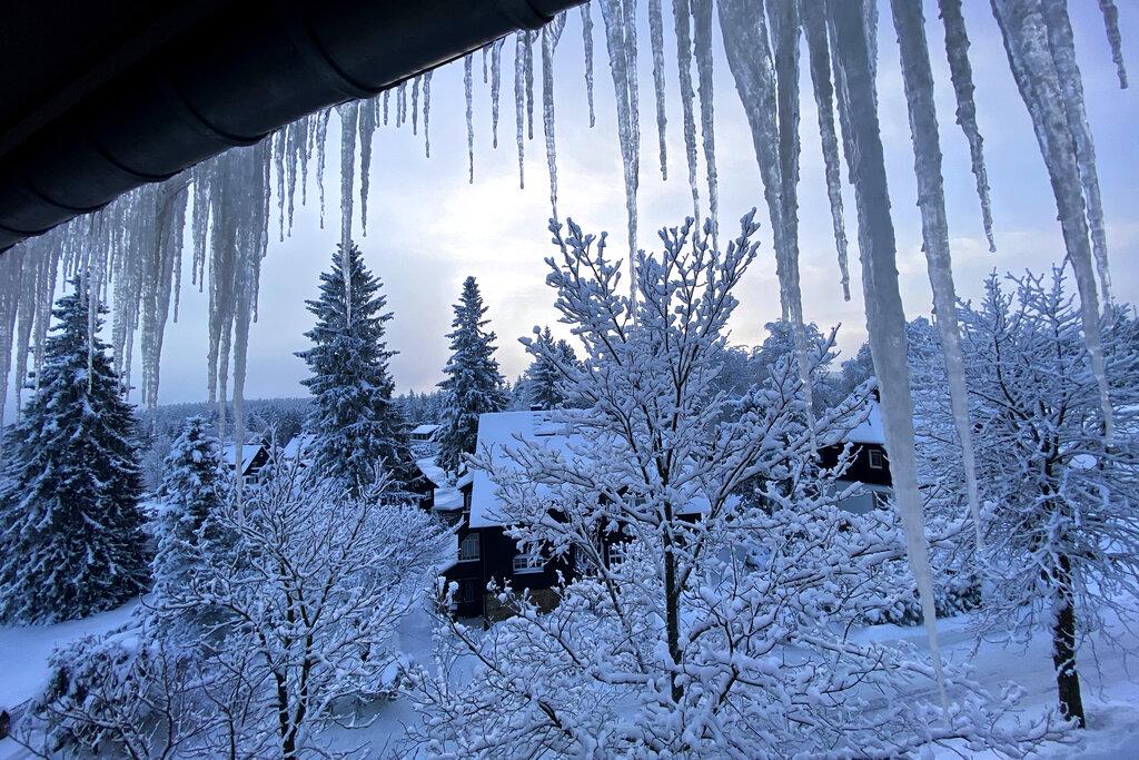 Hielo y nieve cubren las viviendas de Altenberg en Alemania, (AP Photo/Matthias Schrader)