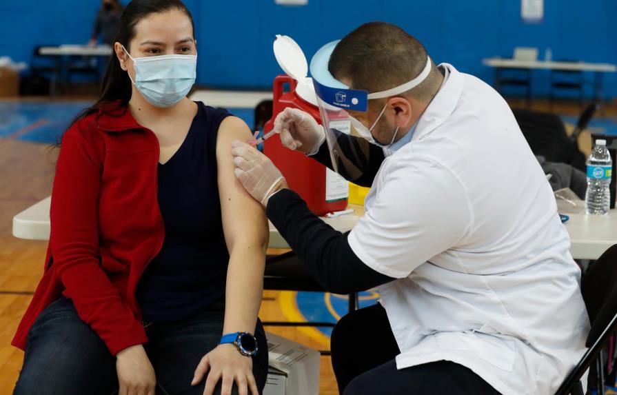 Casi 63 millones ya recibieron vacuna contra COVID-19 en las Américas, dice OPS
