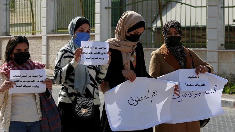 Corte de Hamás prohíbe viajar a mujeres solteras sin permiso de un tutor Corte de Hamás prohíbe viajar a mujeres solteras sin permiso de un tutor