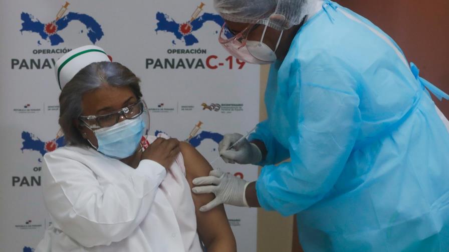 América acelera la vacunación y bajan los contagios globales de la COVID-19