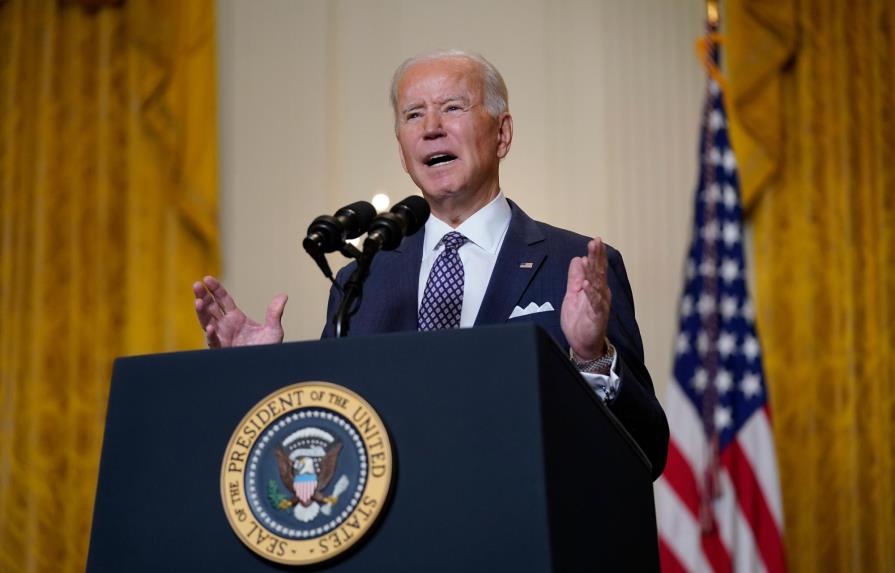Piden a Biden que rescinda “de inmediato” la regla de carga pública
