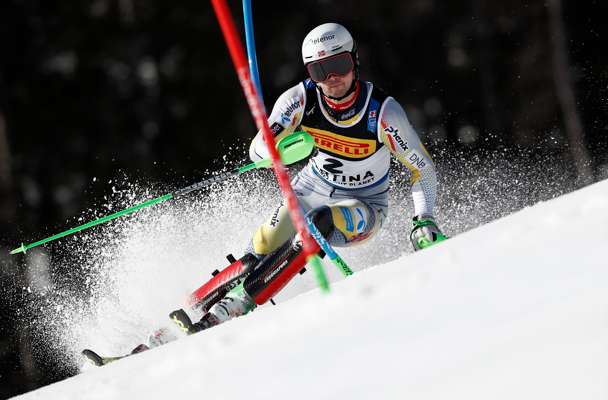 El noruego Sebastian Foss Solevaag compite durante un eslalon masculino, en el Campeonato Mundial de esquí alpino en Cortina d’Ampezzo, Italia, el domingo 21 de febrero de 2021.