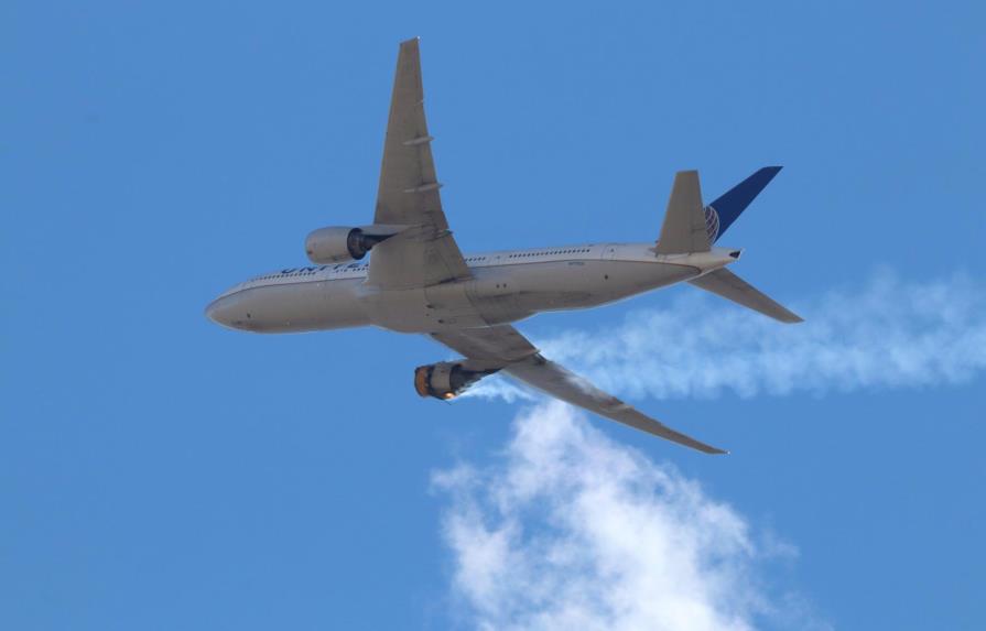 Ordenan a United revisar sus Boeing 777 tras falla en motor