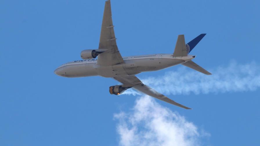 Ordenan a United revisar sus Boeing 777 tras falla en motor