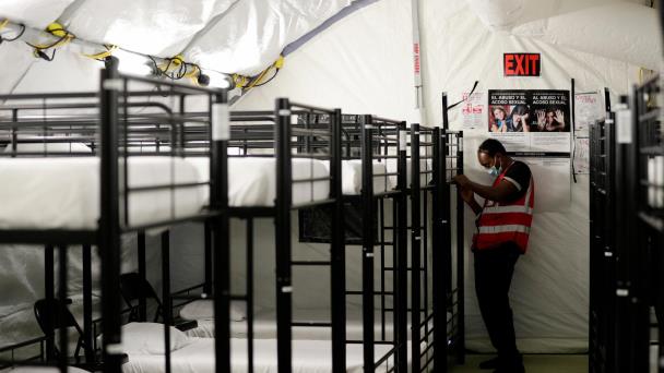 Más de 200 migrantes menores alojados en una instalación en frontera sur de EEUU
