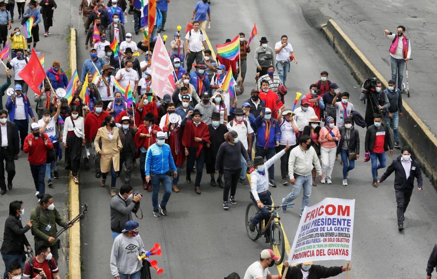 Policía lanza gases lacrimógenos a manifestantes ante sede electoral en Quito