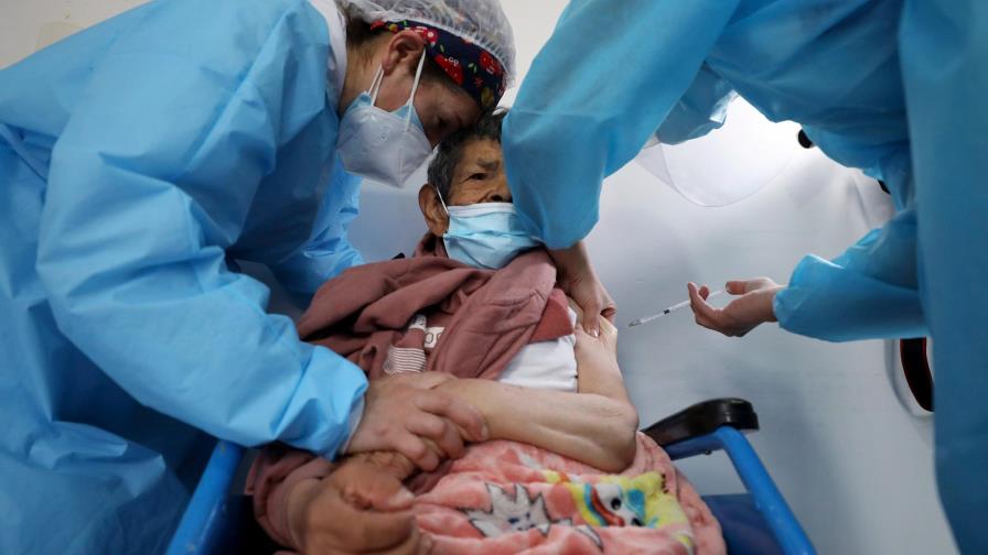 Una dosis de Pfizer o AstraZeneca reduce un 80 % hospitalizaciones en mayores