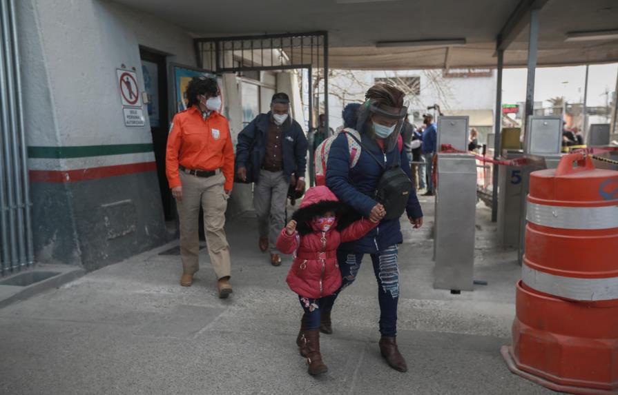 EE.UU. planea permitir quedarse en el país a familias separadas en frontera