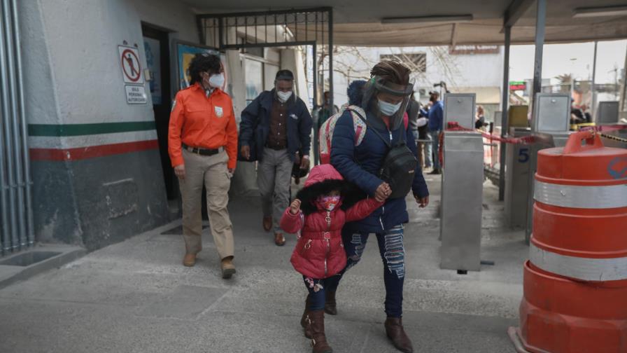 Familias migrantes separadas bajo Trump podrían reunirse y quedarse en EEUU