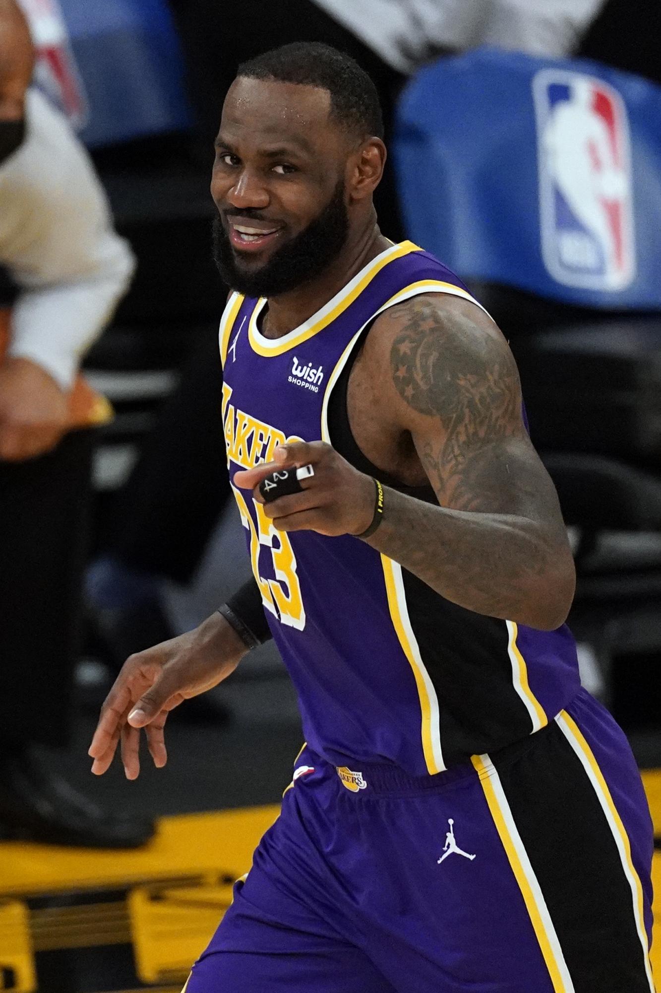 El alero de los Lakers de Los Ángeles LeBron James apunta a sus compañeros en el encuentro del viernes 26 de febrero del 2021 ante los Trail Blazers de Portland. James refirió tras el partido a la crítica de Zlatan Ibrahimovic sobre su activismo político y dice que nunca se va a callar. (AP Photo/Mark J. Terrill)
