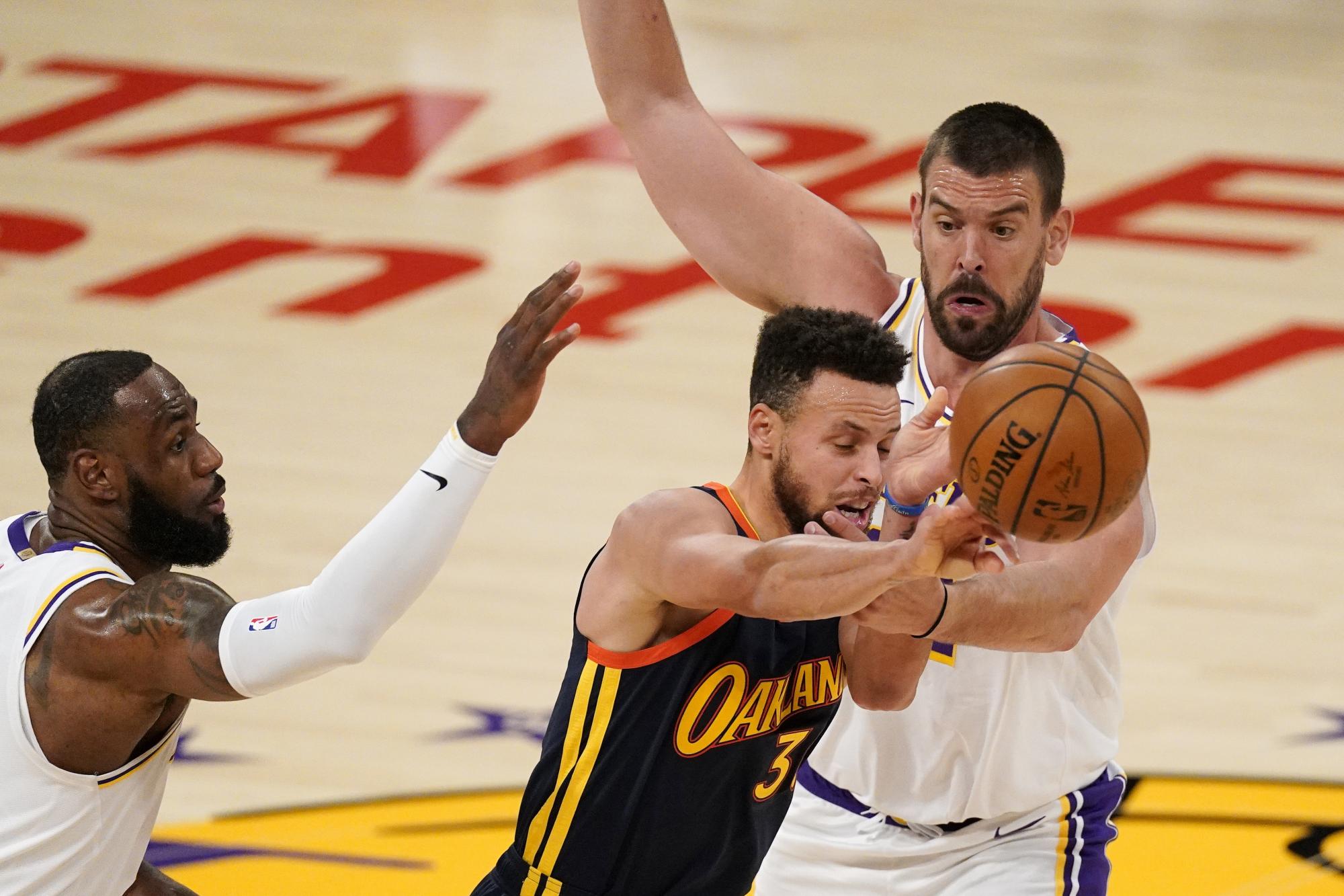 El alero LeBron James (izquierda), es el líder histórico en balones perdidos en la NBA, con 4.526. (AP Photo/Mark J. Terrill)