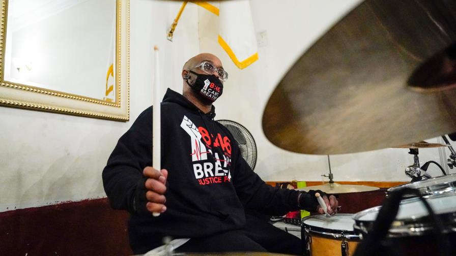 Hermano de George Floyd se suma a álbum de protesta