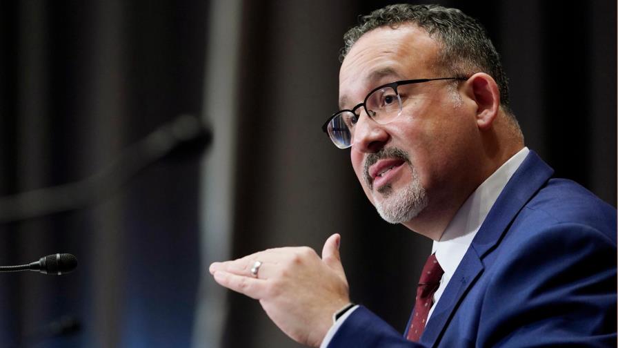 El Senado de EEUU confirma a un latino como secretario de Educación de Biden
