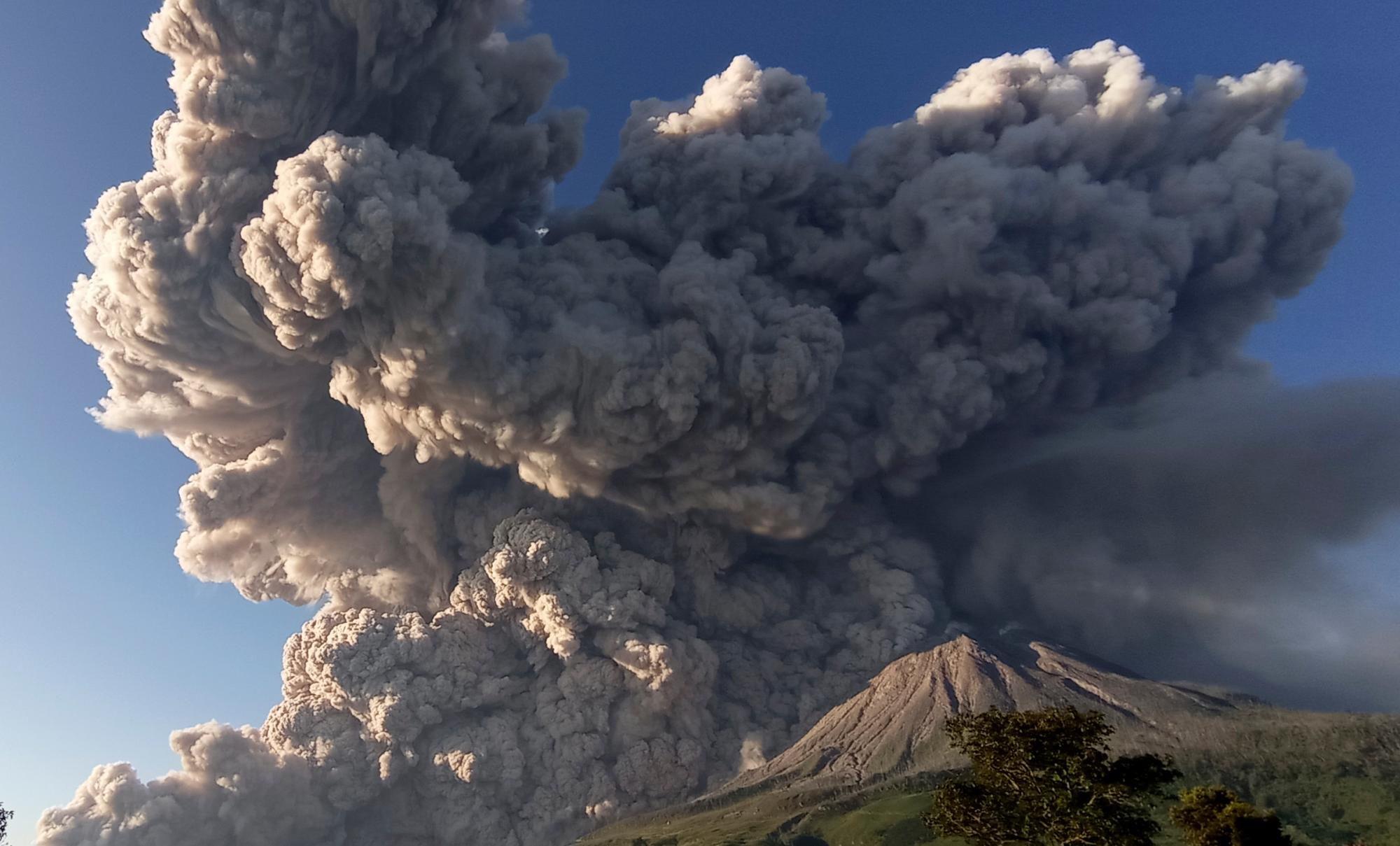 El monte Sinabung arroja material volcánico durante una erupción en Karo, en el norte de Sumatra, Indonesia, el martes 2 de marzo de 2021. El volcán de 2.600 metros (8.530 pies) entró en erupción el martes, enviando materiales volcánicos a unos pocos miles de metros hacia el cielo y depositando cenizas en las aldeas cercanas.