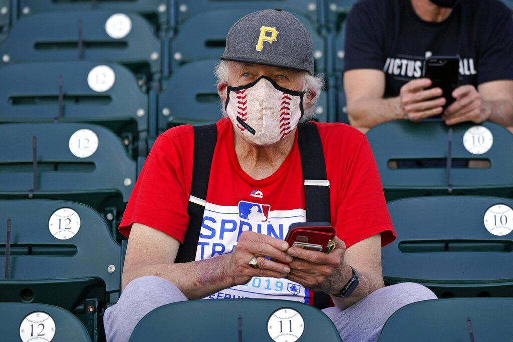 Robert Hahn de Palmetto, Florida, fue uno de los pocos fanáticos que pudo presenciar un juego de exhibición entre los Piratas de Pittsburgh y los Tigres de Detroit en Bradenton, Florida (AP Photo/Gene J. Puskar)