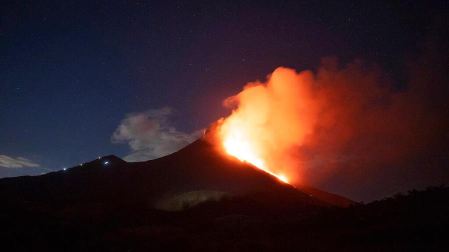 Volcán Pacaya sigue con fuertes explosiones y dos flujos de lava en Guatemala