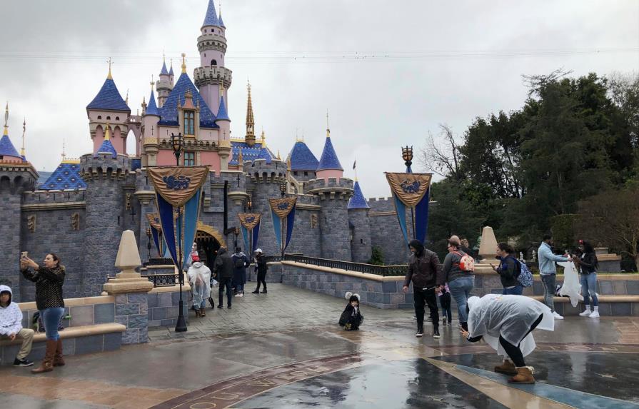 California relaja medidas contra el covid para reabrir Disneylandia y estadios en abril 