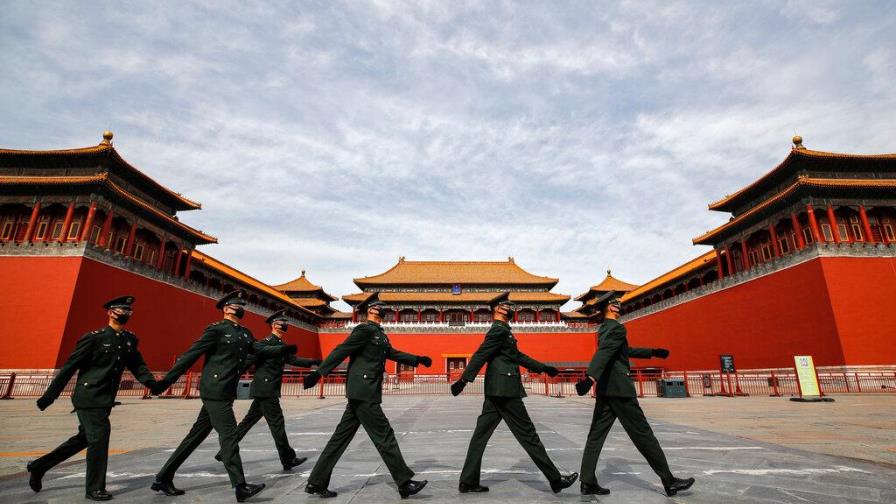 China lanza pasaporte sanitario y crece polémica en Europa por la vacuna rusa