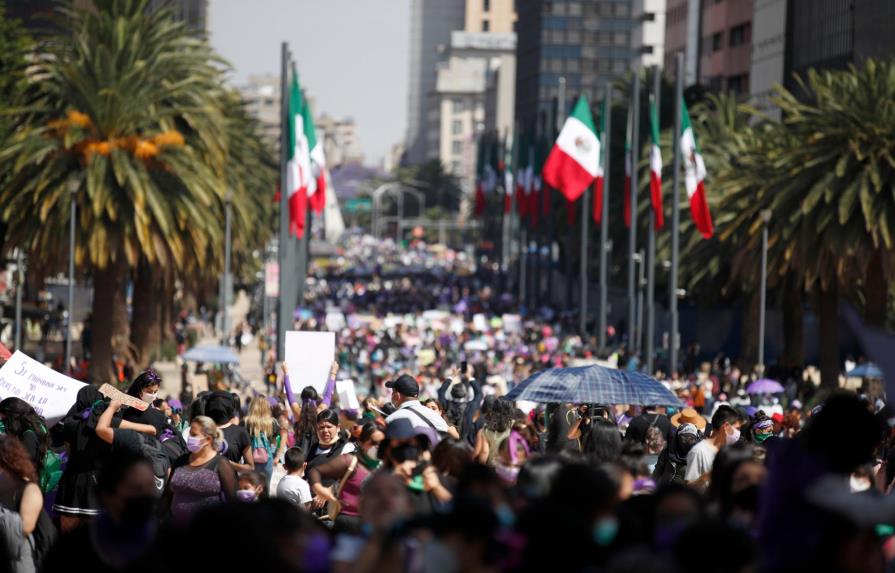 Miles de manifestantes desafían las restricciones anticovid en el Día de la Mujer