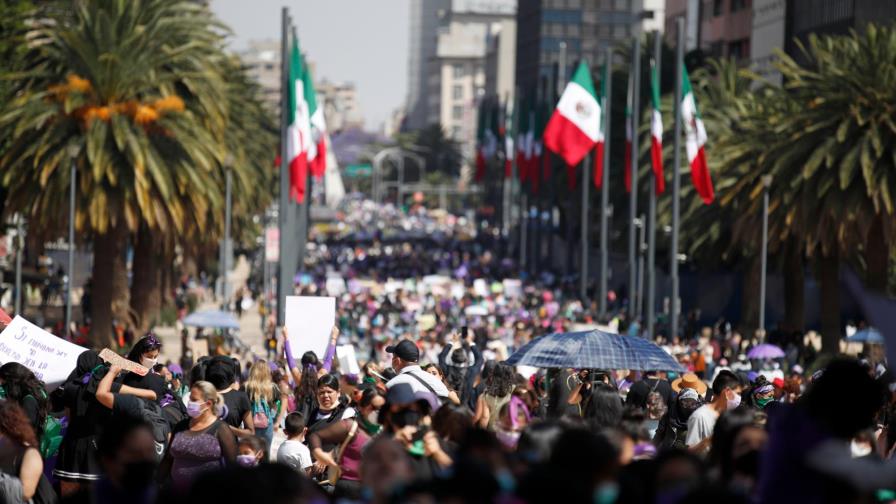Miles de manifestantes desafían las restricciones anticovid en el Día de la Mujer