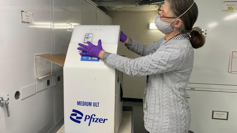 Museo del Smithsonian recibe frasco de primera vacuna COVID