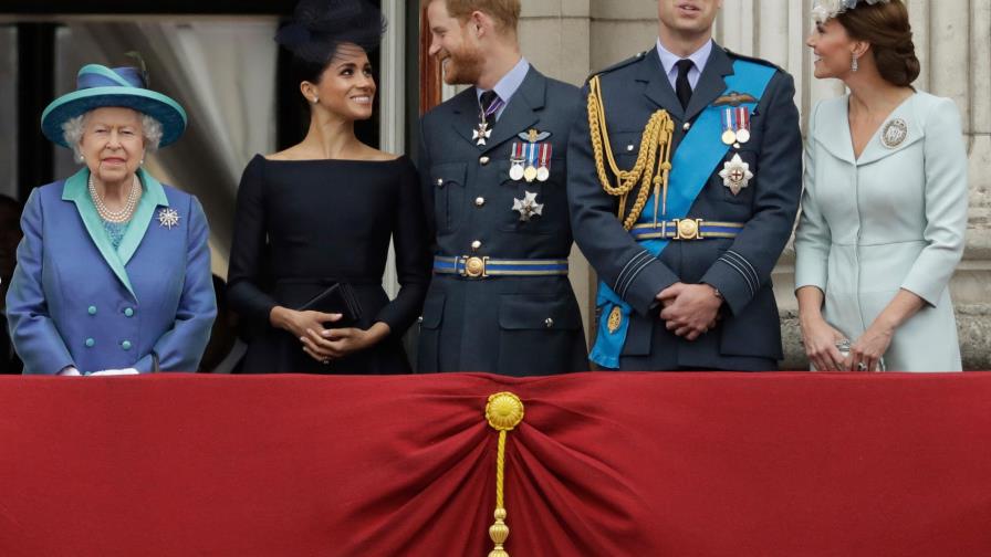 Reino Unido analiza mensaje de la Reina a los Sussex, que no condena el racismo