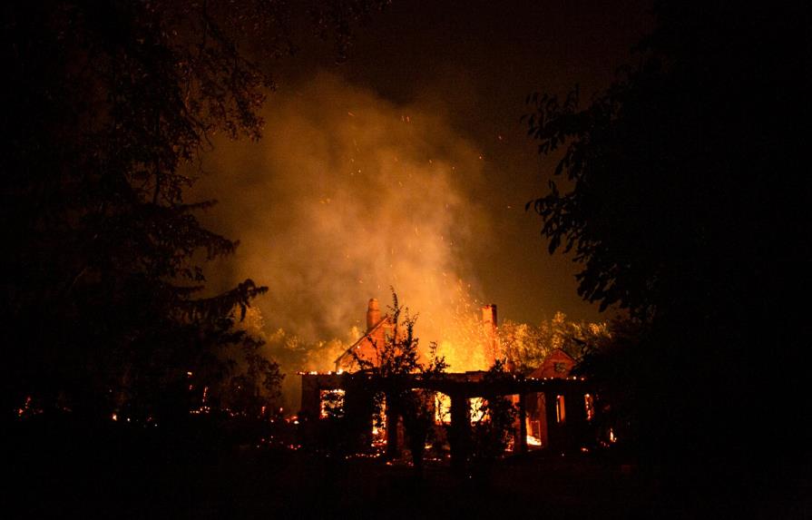 Un muerto y destrucción por incendios en Patagonia argentina