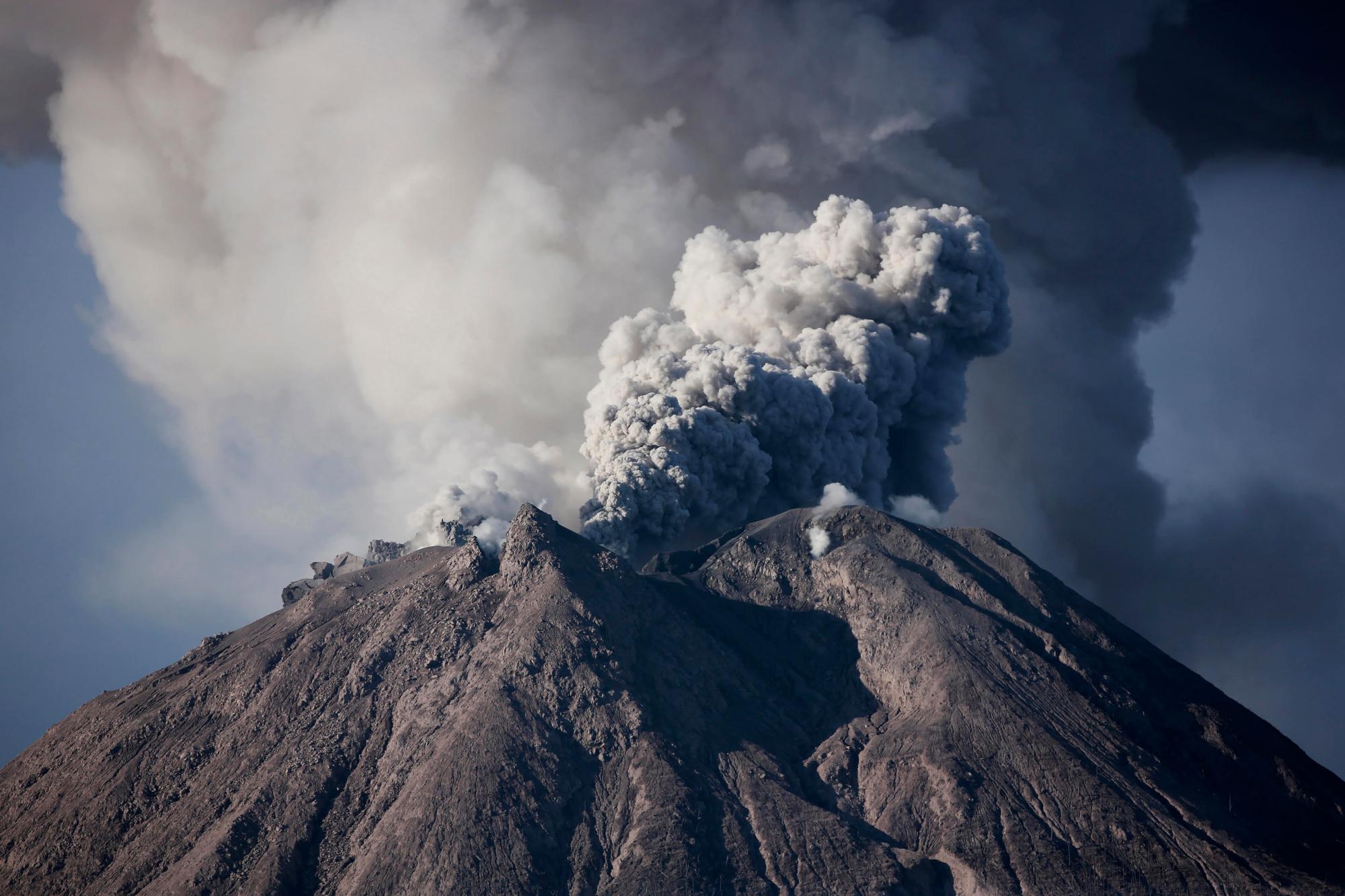 Imágenes de la segunda erupción volcánica del Monte Sinabung en menos de un mes