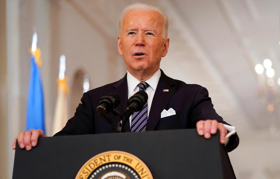 Lucha contra COVID-19 “está lejos de haber terminado”, dice Biden