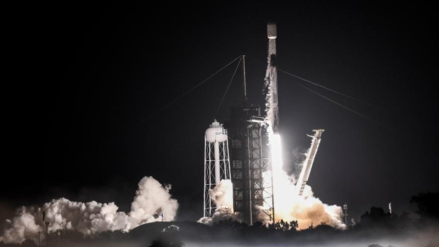 Restos de un cohete de SpaceX iluminan el cielo de EEUU en su regreso a la atmósfera