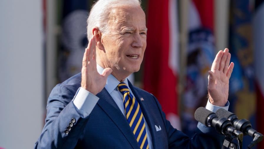 Biden vende su plan de rescate: “Vacunas en el brazo y dinero en el bolsillo”