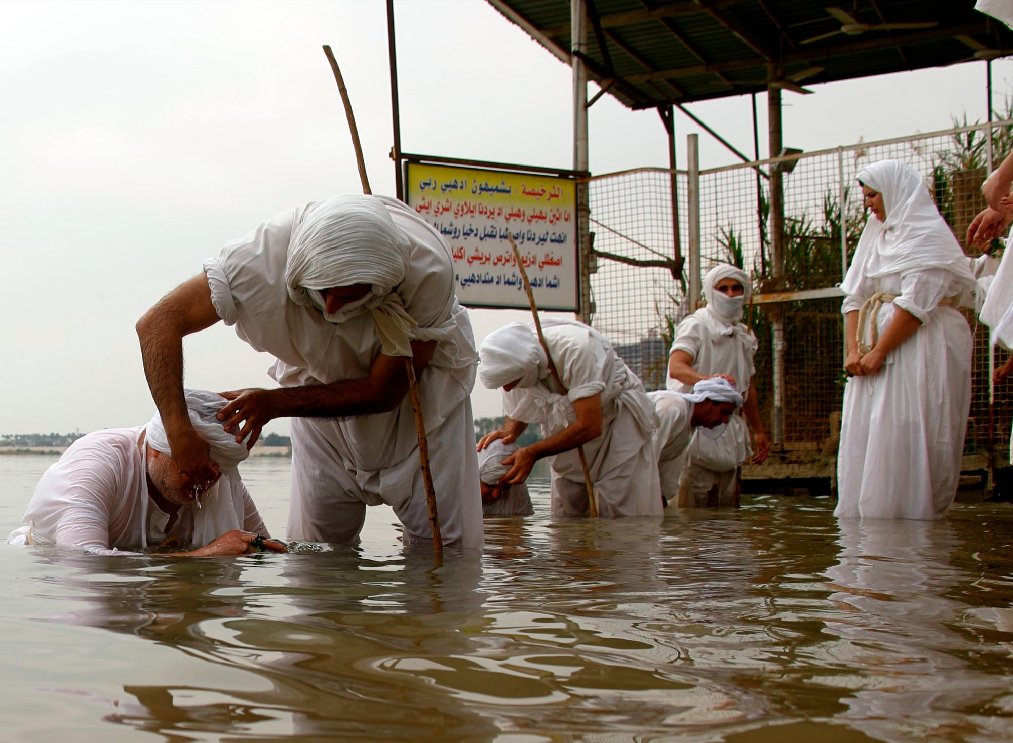 Los habitantes de Sabean-Mandaeans están confinados al bajo Irak, excepto por minúsculas comunidades en Khorramshahr y Ahwaz, en el suroeste de Irán, y una comunidad de plateros y sus familias en Bagdad. (AP Photo/Hadi Mizban)
