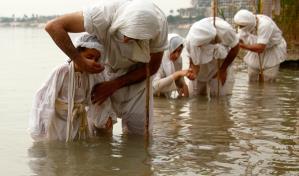 Sumergirse en las aguas del Tigris, un rito anterior al Bautismo