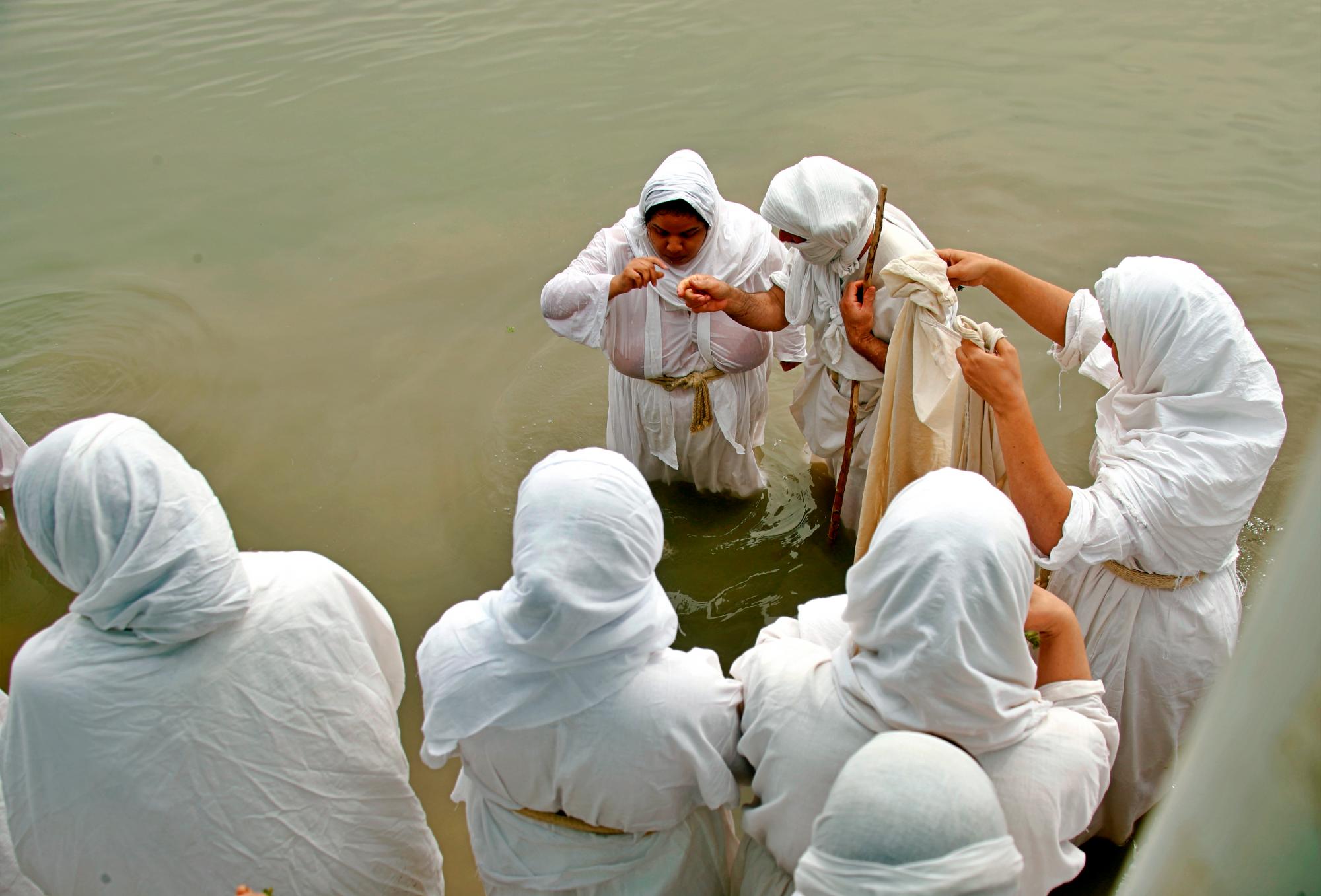 Los habitantes de Sabaean iraquíes ven al Juan Bautista de la Biblia como un salvador y se sumergen en el Tigris en un ritual anual de cinco días. (AP Photo/Hadi Mizban)