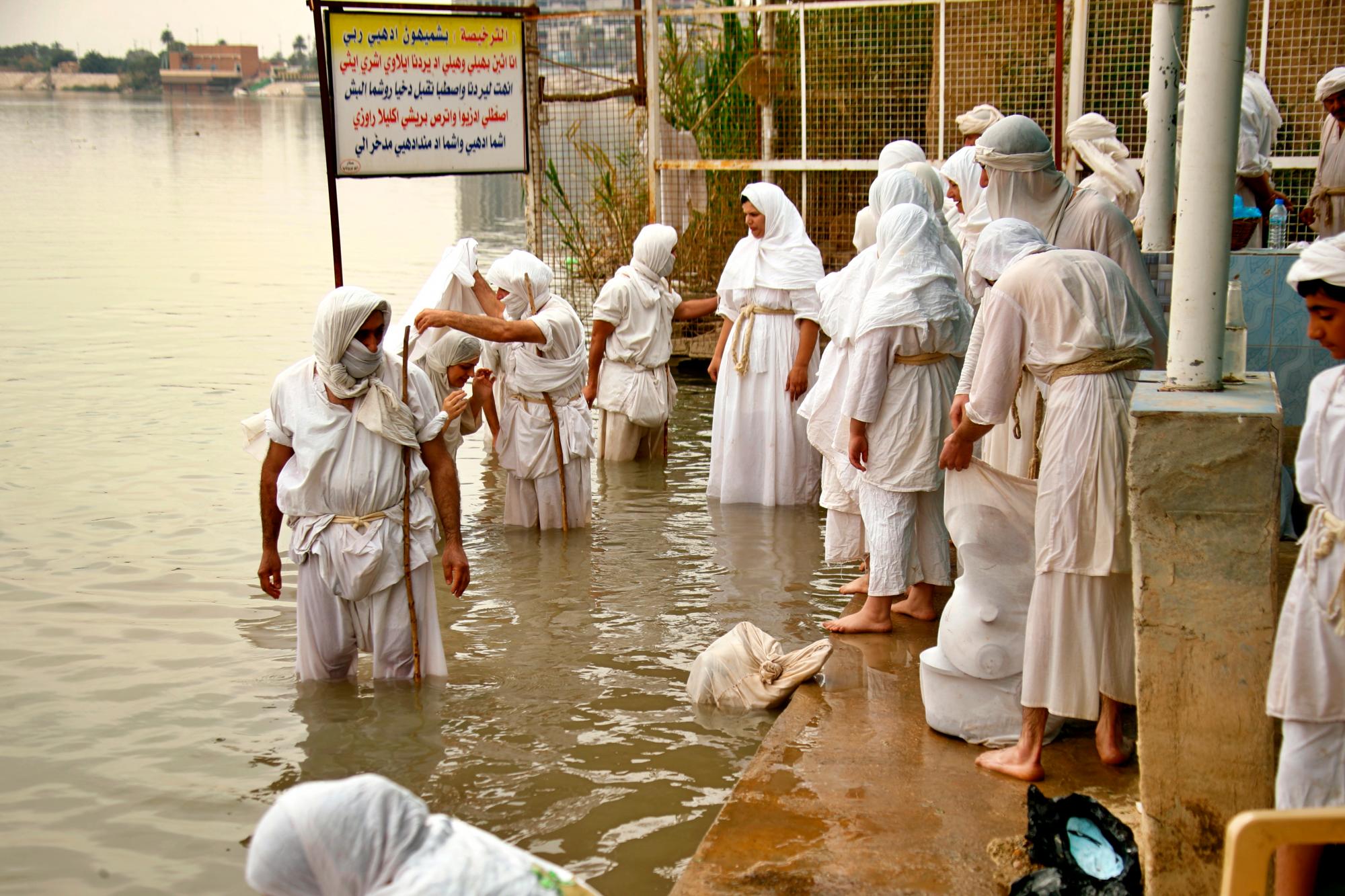 Juan el Bautista es su profeta central, y practican la inmersión en agua corriente, símbolo de la fuerza vital creadora, como un acto de pureza ritual. Sin embargo, los eruditos creen que la religión Sabean-Mandaean es anterior al Bautismo.. (AP Photo/Hadi Mizban)