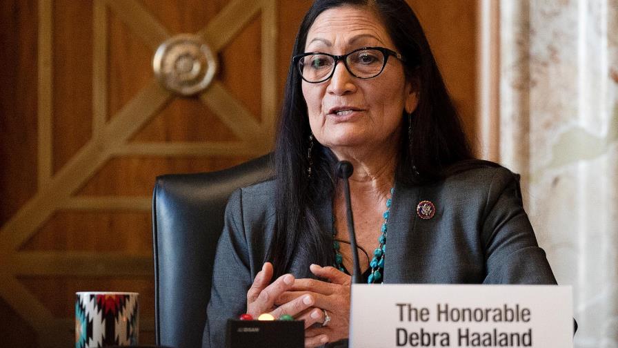 El Senado de EE.UU. confirma por primera vez a una indígena como ministra