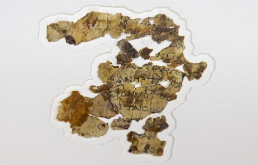 Israel muestra nuevos fragmentos de rollo bíblico milenario del Mar Muerto