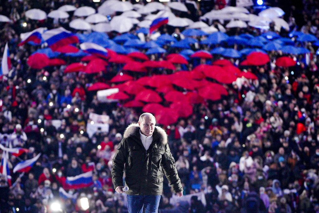 El presidente ruso  Vladimir Putin atiende un concierto que marca el séptimo aniversario del referendum que marcó la reunificación de Crimea y Sevastopol con Rusia. (Alexei Druzhinin, Sputnik, Kremlin Pool Photo via AP)