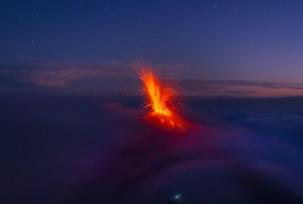 Lava emerge del Volcán de fuegoen  Acatenango, Guatemala  (AP Photo/Josh Edelson)