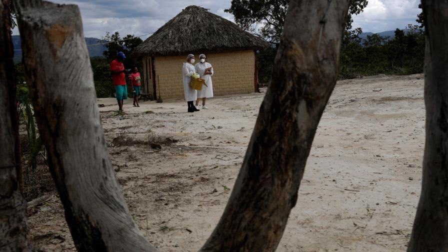 Rio cierra playas y Europa retoma vacuna de AstraZeneca mientras el COVID arrecia