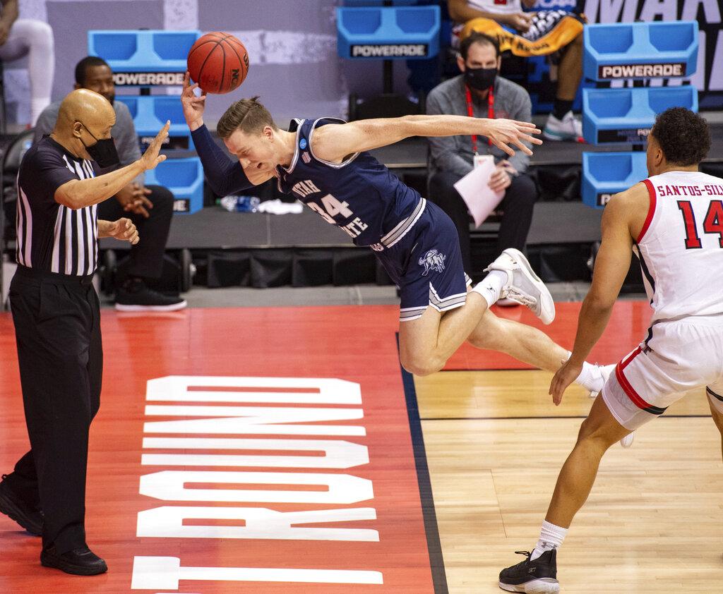 Justin Bean (34) de la universidad estatal de Utah hace un gran esfuerzo para evitar que el balón salga de la cancha en un partido de la NCAA que lo enfrentó al  Texas Tech (AP Photo/Doug McSchooler).