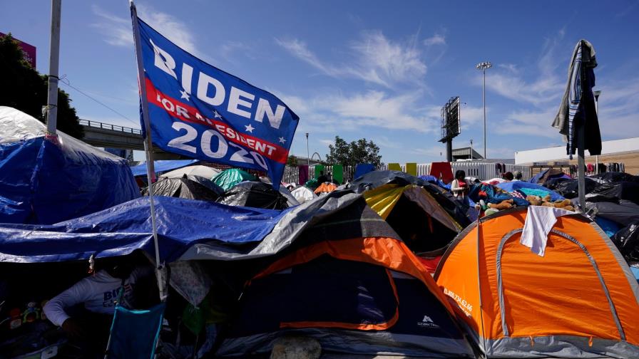 Gobierno de Biden defiende su gestión migratoria ante la crisis en frontera