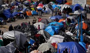 Gobierno de Biden busca salvar la cara ante crisis migratoria en la frontera