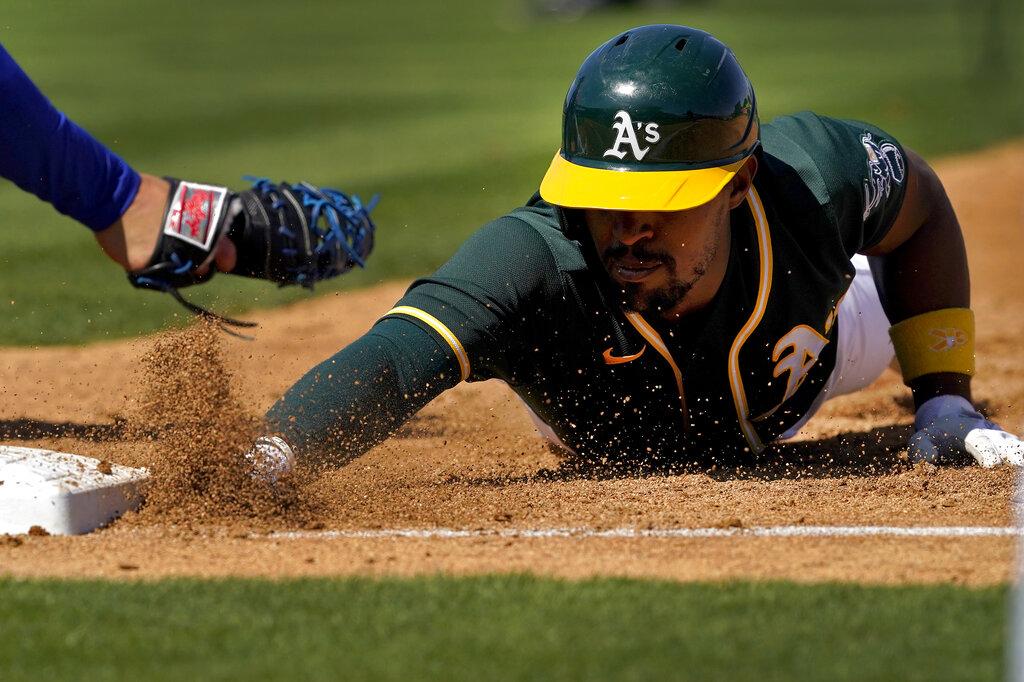 El jugador de los Atléticos de Oakland, Tony Kemp, regresa a salvo a la primera base durante un encuentro de Spring Training contra los Cachorros de  Chicago en Mesa, Arizona. (AP Photo/Matt York)