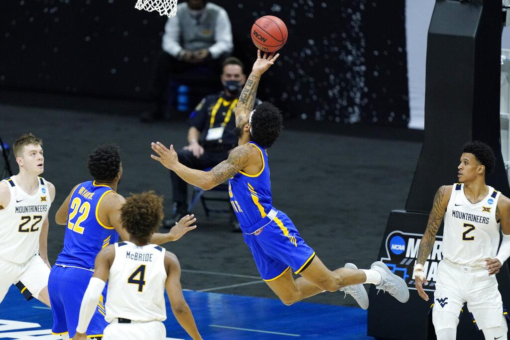 Skyelar Potter, intenta anotar durante un encuentro del torneo de la NCAA en  Indianapolis. (AP Photo/Mark Humphrey)